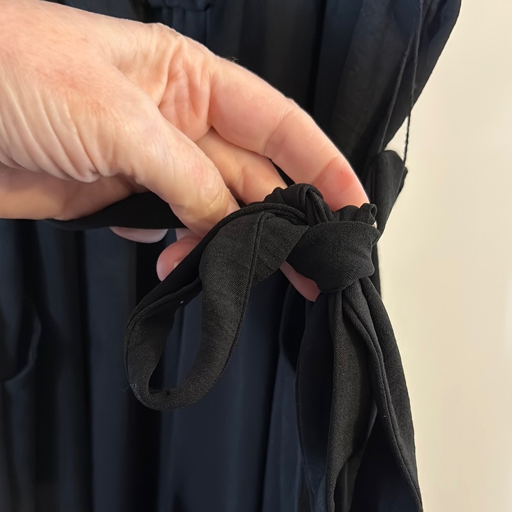 Elegant Black Ruffle Sleeve Romper - Picture 3 of 10